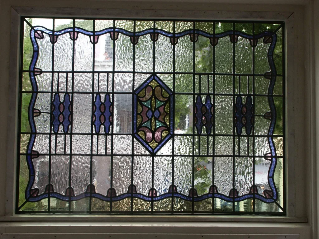 Gerestaureerd glas in lood in een monument