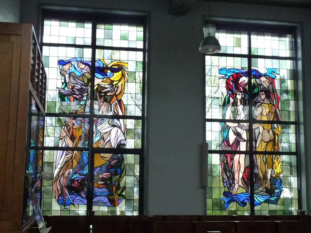 Kerkinterieur met figuratieve ramen