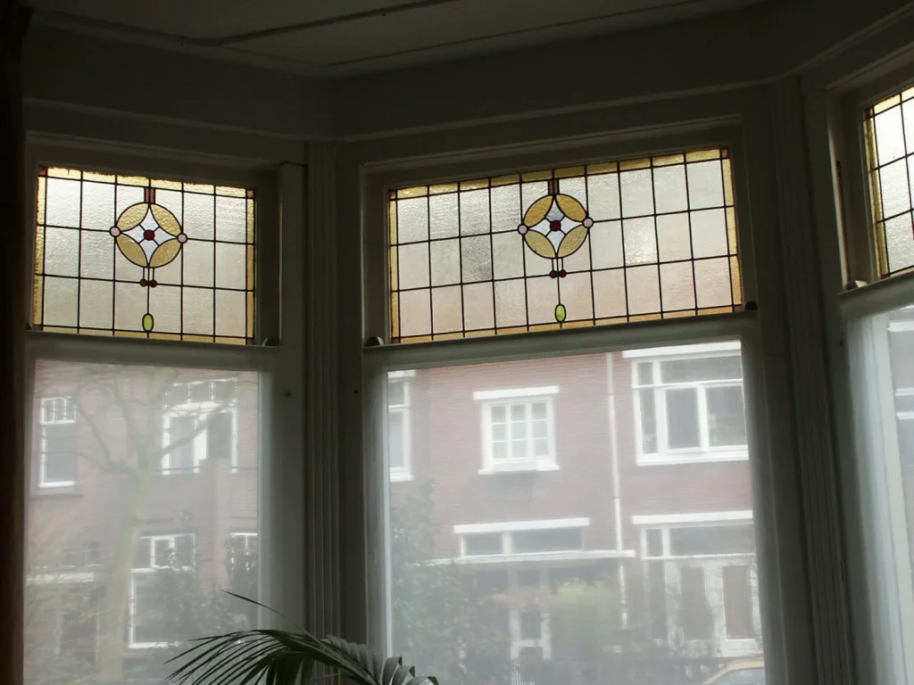 Glas-in-lood erkerramen met geometrisch patroon