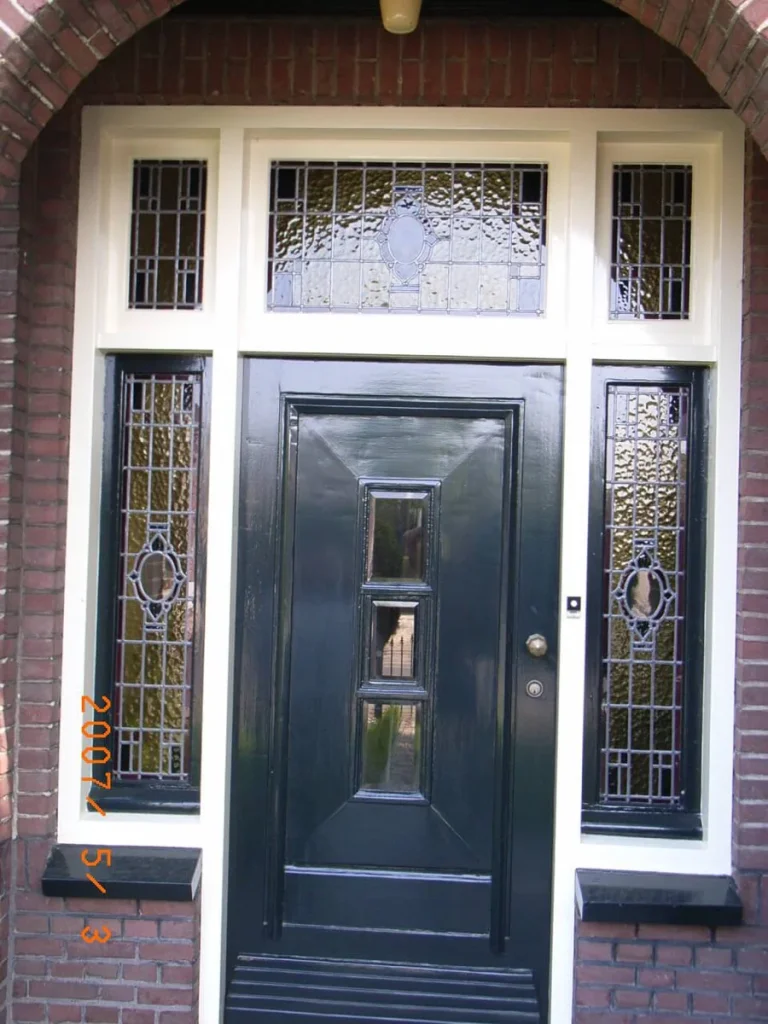 Glas-in-lood rondom een voordeur, sierlijk lijnpatroon