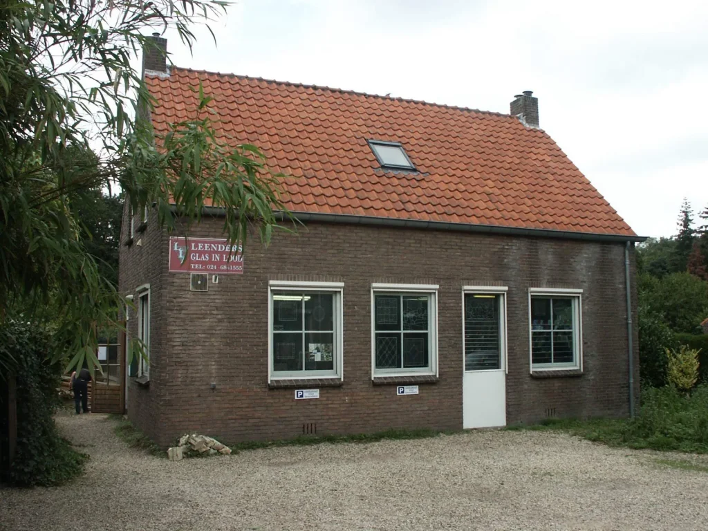 Het historische bedrijfspand van Leenders Glas in Lood in Berg en Dal, waar Herman Leenders senior in 1922 begon